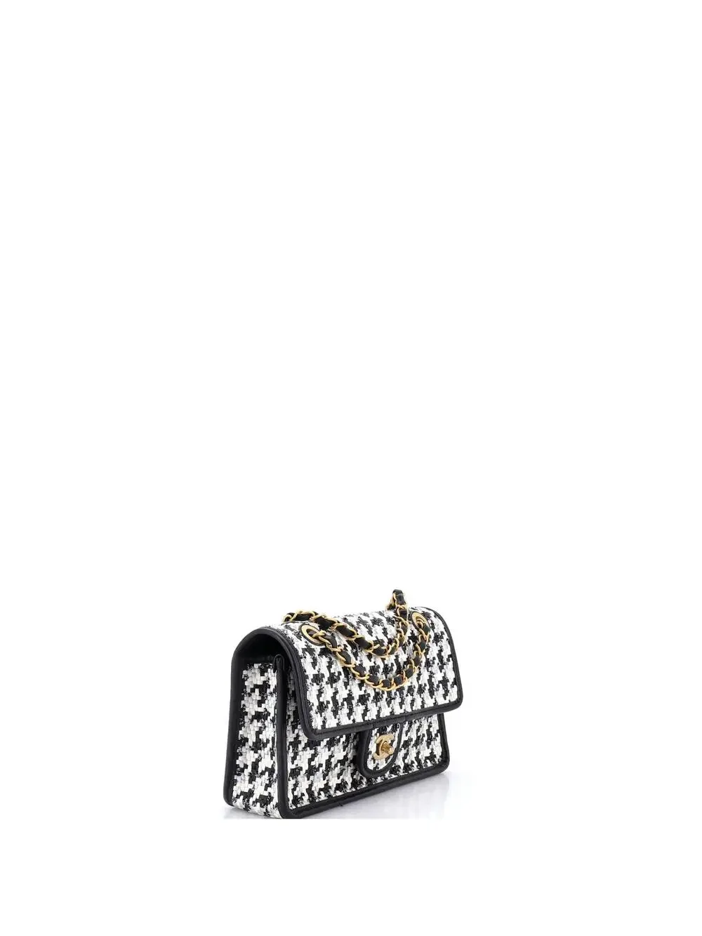 CHANEL step out